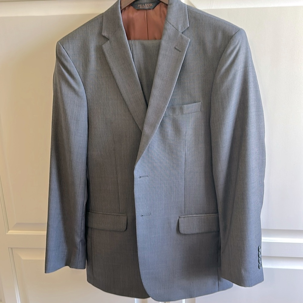Jos A Bank 39 Regular Suit. Pants altered 32x30
Slim Fit Style